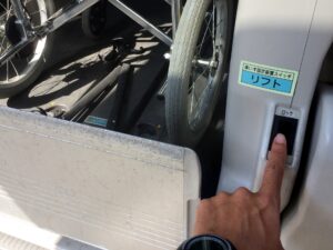 介護タクシーとリフト点検