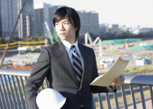 ヘルメットを被った男性